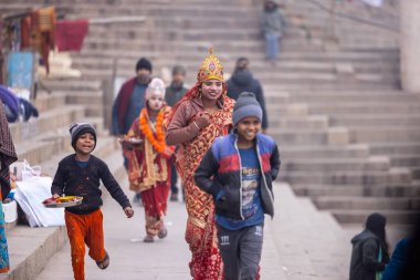 Varanasi, Uttar Pradesh, Hindistan - 18 Ocak 2024: Hindu tanrıçası Varanasi 'de nehir gangası yakınında kış sabahı.