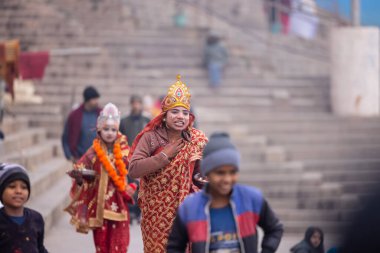 Varanasi, Uttar Pradesh, Hindistan - 18 Ocak 2024: Hindu tanrıçası Varanasi 'de nehir gangası yakınında kış sabahı.