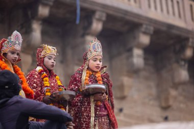 Varanasi, Uttar Pradesh, Hindistan - 18 Ocak 2024: Hindu tanrıçası Varanasi 'de nehir gangası yakınında kış sabahı.