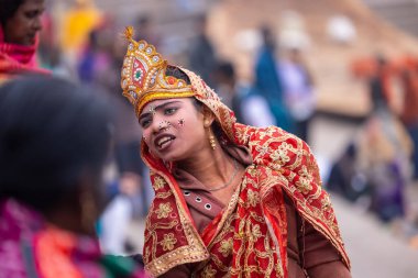 Varanasi, Uttar Pradesh, Hindistan - 18 Ocak 2024: Hindu tanrıçası Varanasi 'de nehir gangası yakınında kış sabahı.