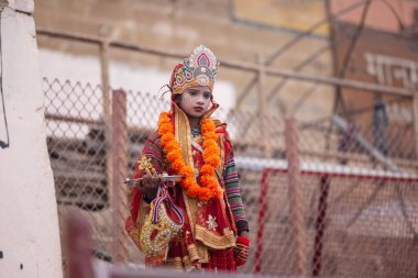 Varanasi, Uttar Pradesh, Hindistan - 18 Ocak 2024: Hindu tanrıçası Varanasi 'de nehir gangası yakınında kış sabahı.