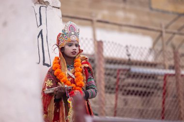 Varanasi, Uttar Pradesh, Hindistan - 18 Ocak 2024: Hindu tanrıçası Varanasi 'de nehir gangası yakınında kış sabahı.