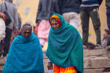 Varanasi, Uttar Pradesh, Hindistan - 18 Ocak 2024: Varanasi 'deki çetelerin yakınındaki ghat' larda yaşayan insanlar. Sadhu, Kaşhi 'de Ganga yakınlarında meditasyon yapıyor..