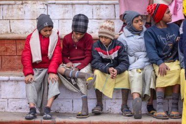 Varanasi, Uttar Pradesh, Hindistan - 18 Ocak 2024: Genç bir gurukul öğrencileri grubu veya Varanasi 'deki kutsal nehir keneviri ghatlarındaki bir okul grubu.