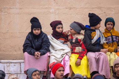 Varanasi, Uttar Pradesh, Hindistan - 18 Ocak 2024: Genç bir gurukul öğrencileri grubu veya Varanasi 'deki kutsal nehir keneviri ghatlarındaki bir okul grubu.
