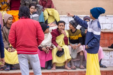 Varanasi, Uttar Pradesh, Hindistan - 18 Ocak 2024: Genç bir gurukul öğrencileri grubu veya Varanasi 'deki kutsal nehir keneviri ghatlarındaki bir okul grubu.