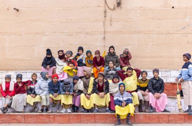 Varanasi, Uttar Pradesh, Hindistan - 18 Ocak 2024: Genç bir gurukul öğrencileri grubu veya Varanasi 'deki kutsal nehir keneviri ghatlarındaki bir okul grubu.