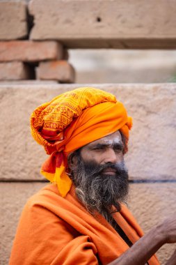 Varanasi, Uttar Pradesh, Hindistan - 18 Ocak 2024: Chlam veya puro içen yaşlı bir erkek sadhu 'nun portresi.