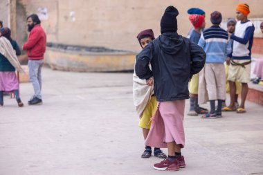 Varanasi, Uttar Pradesh, Hindistan - 18 Ocak 2024: Varanasi 'deki çetelerin yakınında. Sadhu, Kaşhi 'de Ganga yakınlarında meditasyon yapıyor..