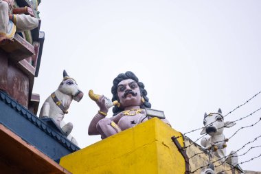 Kedar Tapınağı 'nın mimari görüşü. Üzerinde Hindu tanrısı heykelleri var. Kedar tapınağı dindarlar arasında meşhurdur. Güney Hindistan 'dan gelirler..