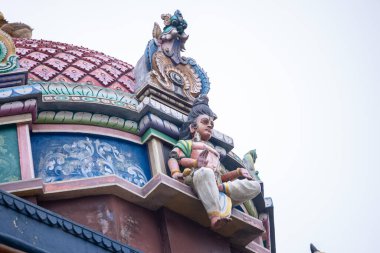 Kedar Tapınağı 'nın mimari görüşü. Üzerinde Hindu tanrısı heykelleri var. Kedar tapınağı dindarlar arasında meşhurdur. Güney Hindistan 'dan gelirler..