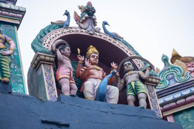 Kedar Tapınağı 'nın mimari görüşü. Üzerinde Hindu tanrısı heykelleri var. Kedar tapınağı dindarlar arasında meşhurdur. Güney Hindistan 'dan gelirler..