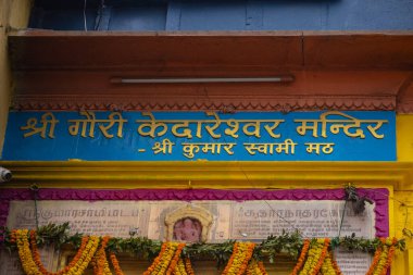 Varanasi, Uttar Pradesh, Hindistan - 05 Mart 2023: Varanasi 'deki çetelerin yakınındaki ghatlarda geleneksel giysiler giyen insanlar.