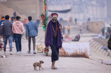 Varanasi, Uttar Pradesh, Hindistan - 18 Ocak 2024: Brahmin Güney Hindistan halkı Varanasi 'deki nehir çeteleri yakınlarındaki rahiplerin gözetiminde Kedar Ghat' ta shraadh ayinleri düzenliyor..