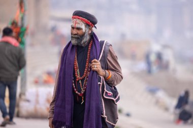 Varanasi, Uttar Pradesh, Hindistan - 18 Ocak 2024: Brahmin Güney Hindistan halkı Varanasi 'deki nehir çeteleri yakınlarındaki rahiplerin gözetiminde Kedar Ghat' ta shraadh ayinleri düzenliyor..