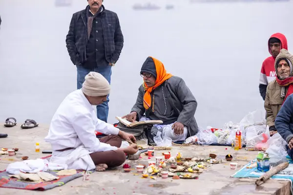 Varanasi, Uttar Pradesh, Hindistan - 18 Ocak 2024: Varanasi 'deki çetelerin yakınındaki ghat' larda yaşayan insanlar. Sadhu, Kaşhi 'de Ganga yakınlarında meditasyon yapıyor..