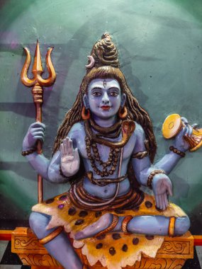 Tanrı Hanuman 'ın el yapımı ahşap bir putu, Hindu mitolojisi ve kültüründe Tanrı' nın saygıdeğer varlığına güzel bir övgü gibi duruyor..