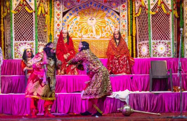 Gaziabad, Uttar Pradesh, Hindistan - 20 Ekim 2023: Ramlila 'da Alacakaranlık Festivali sırasında Hintli kutsal kitap Ramayana karakterlerini canlandıran Hintli sanatçıların portresi. 