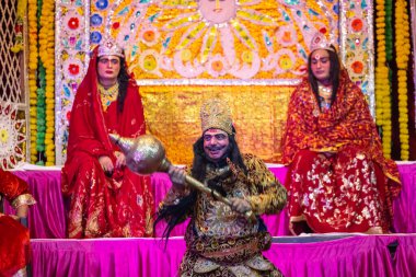 Gaziabad, Uttar Pradesh, Hindistan - 20 Ekim 2023: Ramlila 'da Alacakaranlık Festivali sırasında Hintli kutsal kitap Ramayana karakterlerini canlandıran Hintli sanatçıların portresi. 