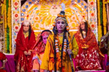 Gaziabad, Uttar Pradesh, Hindistan - 20 Ekim 2023: Dussehra festivali sırasında Hindu kutsal kitabı Ramayana karakterlerini canlandıran Hintli sanatçıların portresi.