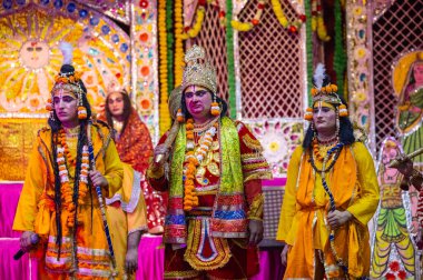 Gaziabad, Uttar Pradesh, Hindistan - 20 Ekim 2023: Dussehra festivali sırasında Hindu kutsal kitabı Ramayana karakterlerini canlandıran Hintli sanatçıların portresi.