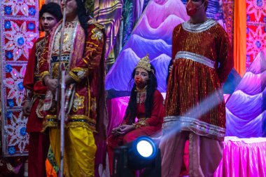 Gaziabad, Uttar Pradesh, Hindistan - 20 Ekim 2023: Dussehra festivali sırasında Hindu kutsal kitabı Ramayana karakterlerini canlandıran Hintli sanatçıların portresi.