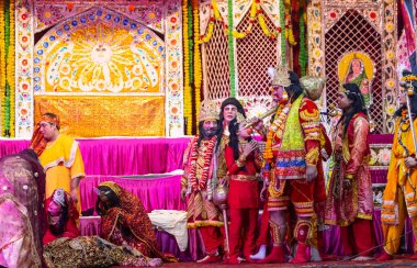 Gaziabad, Uttar Pradesh, Hindistan - 20 Ekim 2023: Dussehra festivali sırasında Hindu kutsal kitabı Ramayana karakterlerini canlandıran Hintli sanatçıların portresi.
