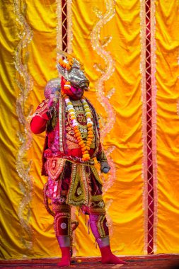 Gaziabad, Uttar Pradesh, Hindistan - 20 Ekim 2023: Dussehra festivali sırasında Hindu kutsal kitabı Ramayana karakterlerini canlandıran Hintli sanatçıların portresi.