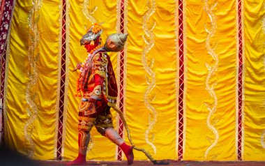 Gaziabad, Uttar Pradesh, Hindistan - 20 Ekim 2023: Dussehra festivali sırasında Hindu kutsal kitabı Ramayana karakterlerini canlandıran Hintli sanatçıların portresi.