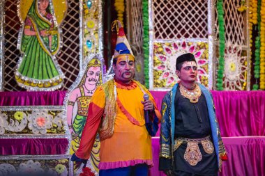 Gaziabad, Uttar Pradesh, Hindistan - 20 Ekim 2023: Dussehra festivali sırasında Hindu kutsal kitabı Ramayana karakterlerini canlandıran Hintli sanatçıların portresi.