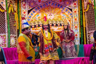 Gaziabad, Uttar Pradesh, Hindistan - 20 Ekim 2023: Dussehra festivali sırasında Ramlila 'da şeytan kral Ravana karakterini canlandıran bir erkek sanatçının portresi.