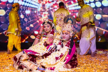 Gaziabad, Uttar Pradesh, Hindistan - 20 Ekim 2023: Dussehra festivali sırasında Hindu kutsal kitabı Ramayana karakterlerini canlandıran Hintli sanatçıların portresi.
