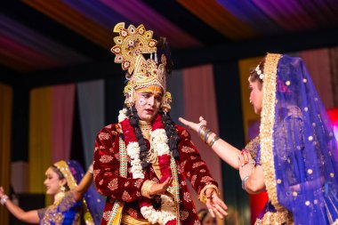 Gaziabad, Uttar Pradesh, Hindistan - 20 Ekim 2023: Dussehra festivali sırasında Hindu kutsal kitabı Ramayana karakterlerini canlandıran Hintli sanatçıların portresi.