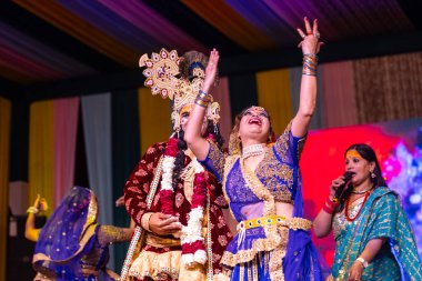 Gaziabad, Uttar Pradesh, Hindistan - 20 Ekim 2023: Dussehra festivali sırasında Hindu kutsal kitabı Ramayana karakterlerini canlandıran Hintli sanatçıların portresi.