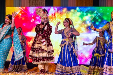 Gaziabad, Uttar Pradesh, Hindistan - 20 Ekim 2023: Dussehra festivali sırasında Hindu kutsal kitabı Ramayana karakterlerini canlandıran Hintli sanatçıların portresi.