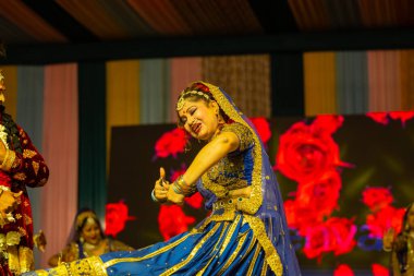 Gaziabad, Uttar Pradesh, Hindistan - 20 Ekim 2023: Dussehra festivali sırasında Hindu kutsal kitabı Ramayana karakterlerini canlandıran Hintli sanatçıların portresi.