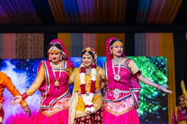 Gaziabad, Uttar Pradesh, Hindistan - 20 Ekim 2023: Dussehra festivali sırasında Hindu kutsal kitabı Ramayana karakterlerini canlandıran Hintli sanatçıların portresi.