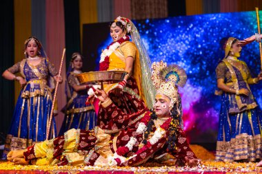 Gaziabad, Uttar Pradesh, Hindistan - 20 Ekim 2023: Dussehra festivali sırasında Hindu kutsal kitabı Ramayana karakterlerini canlandıran Hintli sanatçıların portresi.