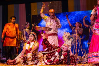 Gaziabad, Uttar Pradesh, Hindistan - 20 Ekim 2023: Dussehra festivali sırasında Hindu kutsal kitabı Ramayana karakterlerini canlandıran Hintli sanatçıların portresi.