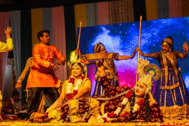 Gaziabad, Uttar Pradesh, Hindistan - 20 Ekim 2023: Dussehra festivali sırasında Hindu kutsal kitabı Ramayana karakterlerini canlandıran Hintli sanatçıların portresi.