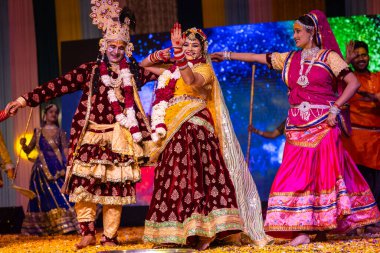 Gaziabad, Uttar Pradesh, Hindistan - 20 Ekim 2023: Dussehra festivali sırasında Hindu kutsal kitabı Ramayana karakterlerini canlandıran Hintli sanatçıların portresi.