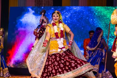 Gaziabad, Uttar Pradesh, Hindistan - 20 Ekim 2023: Dussehra festivali sırasında Hindu kutsal kitabı Ramayana karakterlerini canlandıran Hintli sanatçıların portresi.