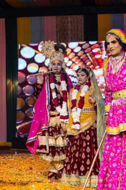 Gaziabad, Uttar Pradesh, Hindistan - 20 Ekim 2023: Dussehra festivali sırasında Hindu kutsal kitabı Ramayana karakterlerini canlandıran Hintli sanatçıların portresi.