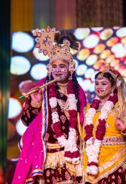 Gaziabad, Uttar Pradesh, Hindistan - 20 Ekim 2023: Dussehra festivali sırasında Hindu kutsal kitabı Ramayana karakterlerini canlandıran Hintli sanatçıların portresi.