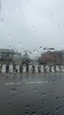 Muson yağmurları ve otoyollarda hareket halindeki arabanın camına damlacıklar yağdı..