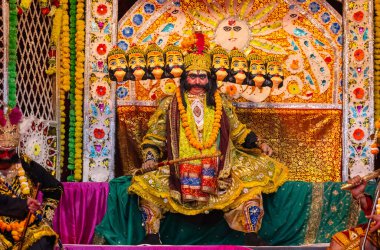 Gaziabad, Uttar Pradesh, Hindistan - 20 Ekim 2023: Dussehra festivali sırasında Ramlila 'da şeytan kral Ravana karakterini canlandıran bir erkek sanatçının portresi.