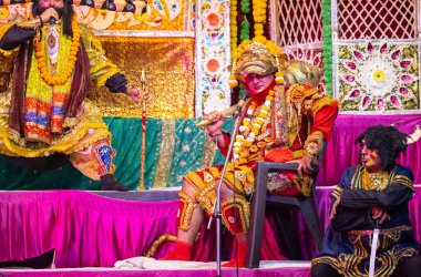 Gaziabad, Uttar Pradesh, Hindistan - 20 Ekim 2023: Dussehra festivali sırasında Hindu kutsal kitabı Ramayana karakterlerini canlandıran Hintli sanatçıların portresi.