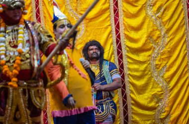 Gaziabad, Uttar Pradesh, Hindistan - 20 Ekim 2023: Dussehra festivali sırasında Hindu kutsal kitabı Ramayana karakterlerini canlandıran Hintli sanatçıların portresi.