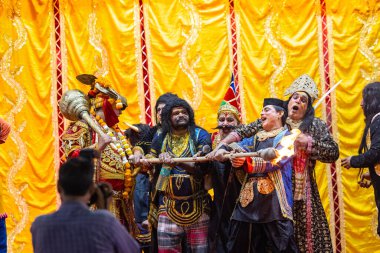 Gaziabad, Uttar Pradesh, Hindistan - 20 Ekim 2023: Dussehra festivali sırasında Hindu kutsal kitabı Ramayana karakterlerini canlandıran Hintli sanatçıların portresi.