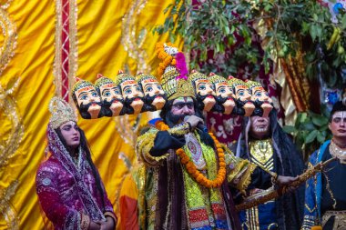 Gaziabad, Uttar Pradesh, Hindistan - 20 Ekim 2023: Dussehra festivali sırasında Ramlila 'da şeytan kral Ravana karakterini canlandıran bir erkek sanatçının portresi.